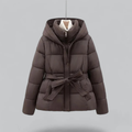 Sophia™ | Kurze Puffer-Winterjacke mit Gürtel und Kapuze