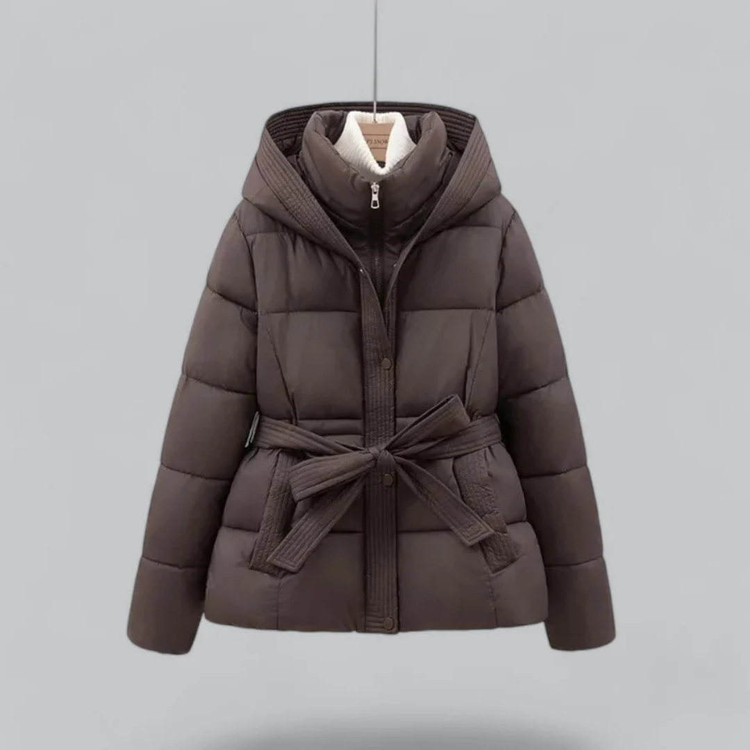 Sophia™ | Kurze Puffer-Winterjacke mit Gürtel und Kapuze