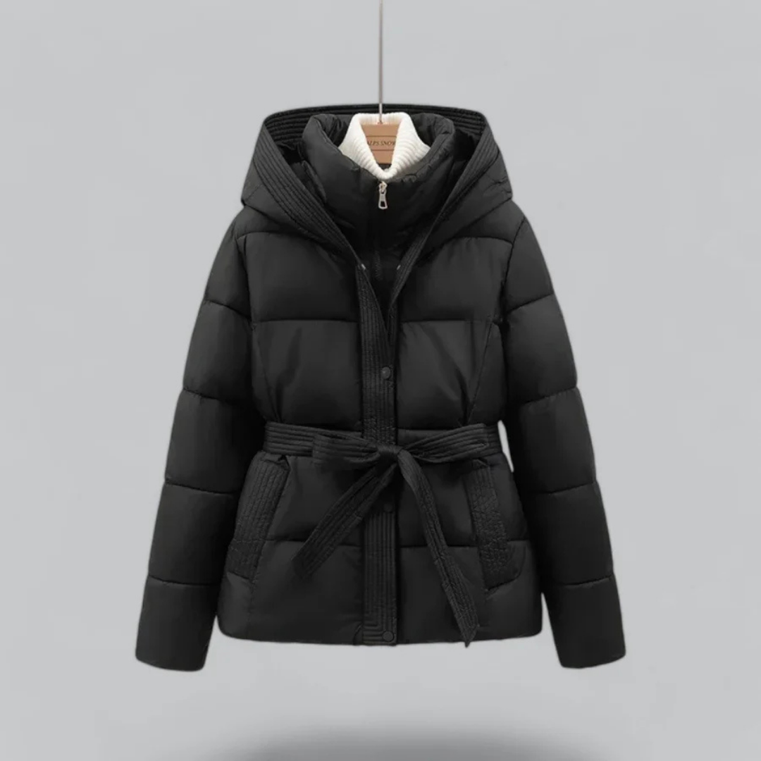 Sophia™ | Kurze Puffer-Winterjacke mit Gürtel und Kapuze