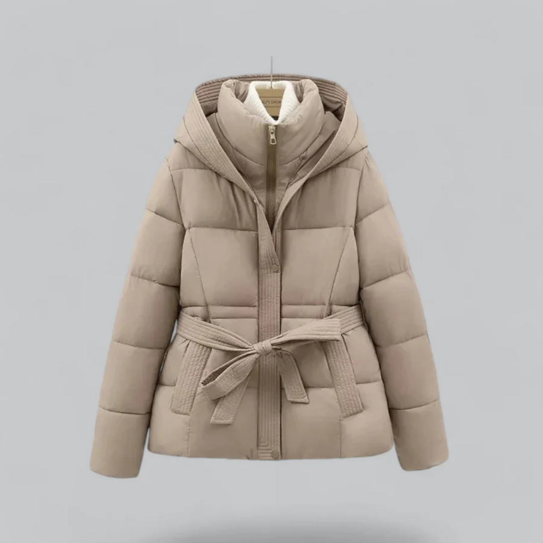 Sophia™ | Kurze Puffer-Winterjacke mit Gürtel und Kapuze