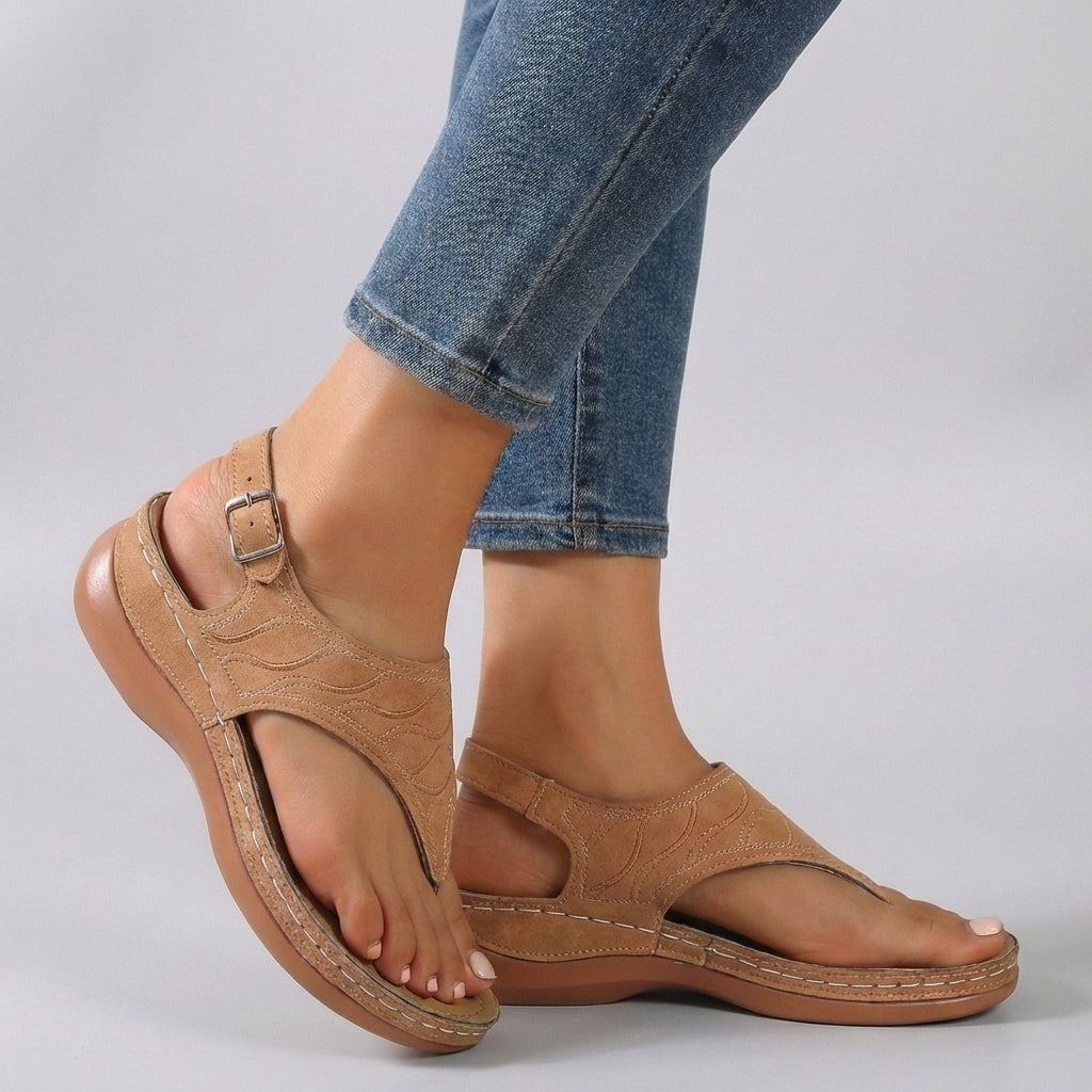 Amelia | Damensandalen mit verstellbarer Passform und mit Keilabsatz