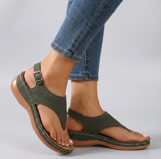 Amelia | Damensandalen mit verstellbarer Passform und mit Keilabsatz